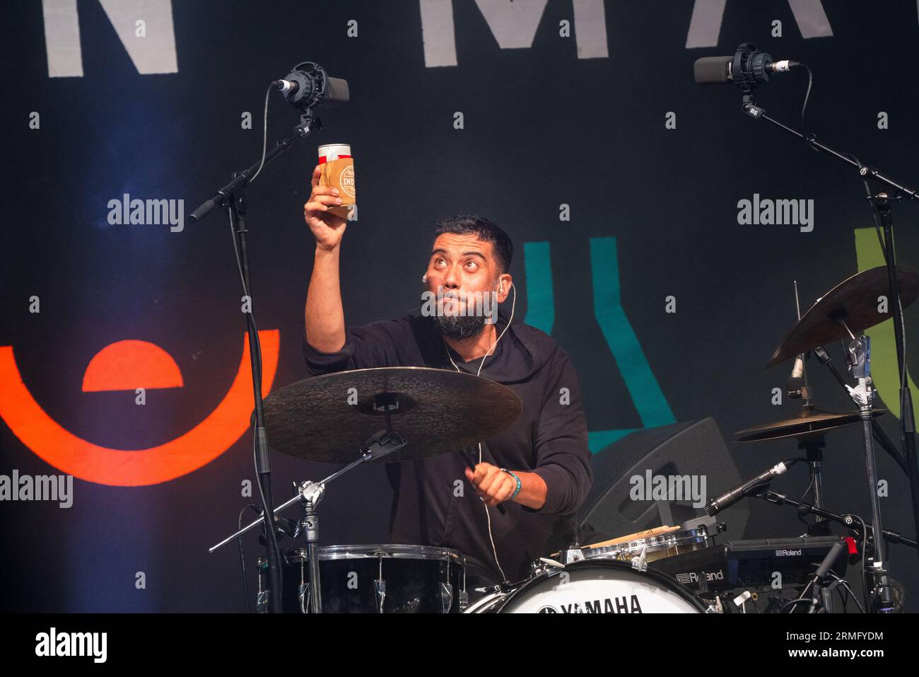 Hamir Atwal suona la batteria con Salami Rose Joe Louis al Green Man Festival in Galles, Regno Unito, agosto 2023. Foto: Rob Watkins Foto Stock