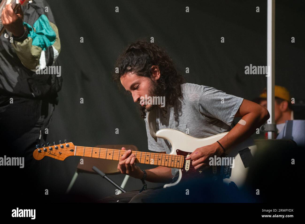 Simon Martinez suona la chitarra con Salami Rose Joe Louis al Green Man Festival in Galles, Regno Unito, agosto 2023. Foto: Rob Watkins Foto Stock