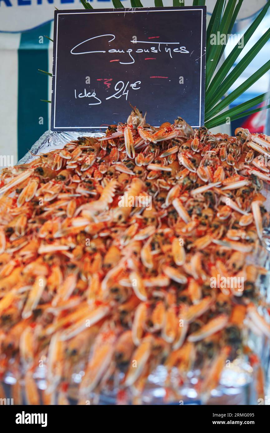Aragosta fresca sul mercato agricolo di Parigi, Francia. Tipico mercato ittico europeo Foto Stock