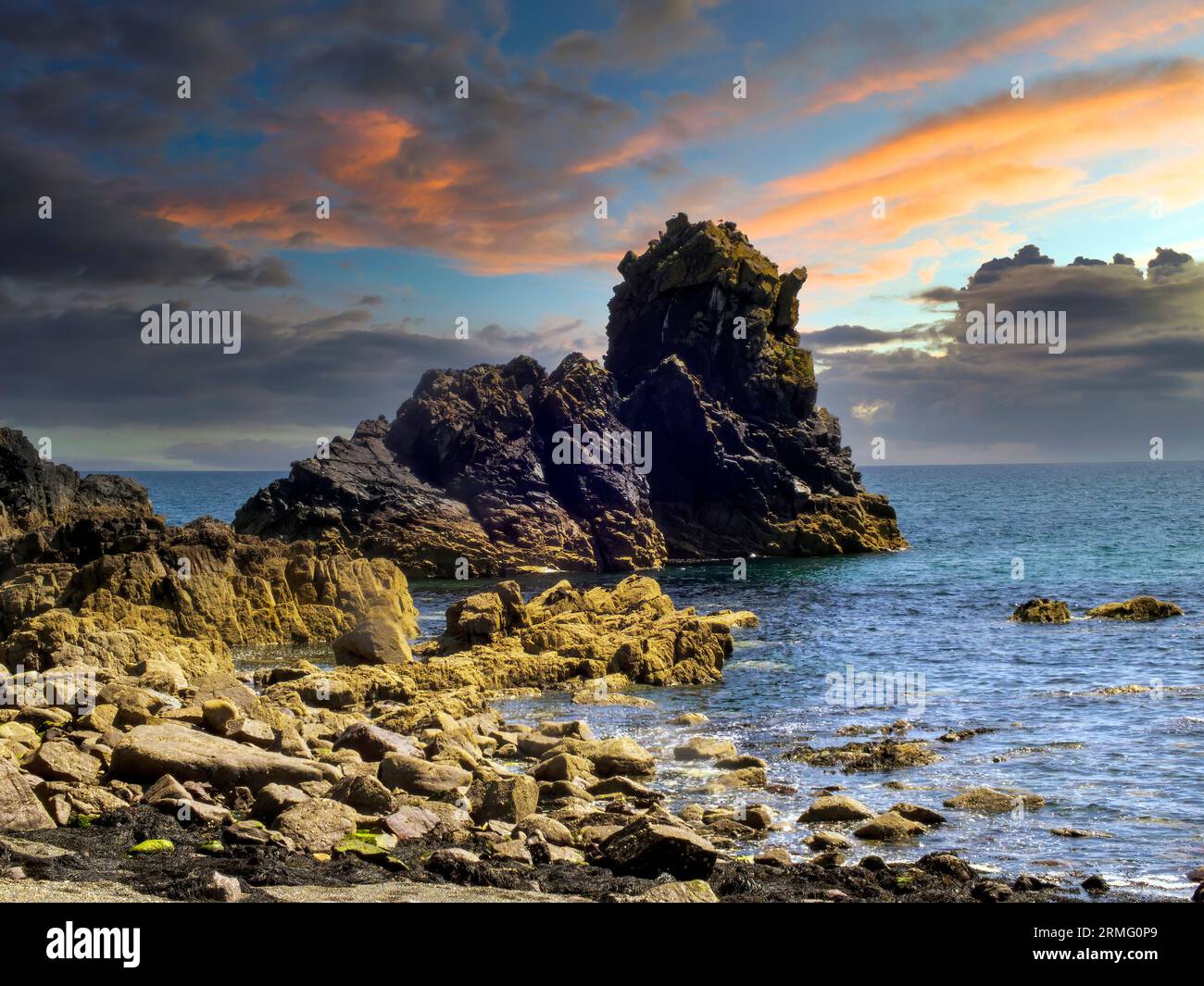 La Copper Coast è il geoparco mondiale dell'UNESCO di Waterford, con 25 chilometri di costa che comprende scogliere, insenature e picchi di mare. Prendere il suo nam Foto Stock