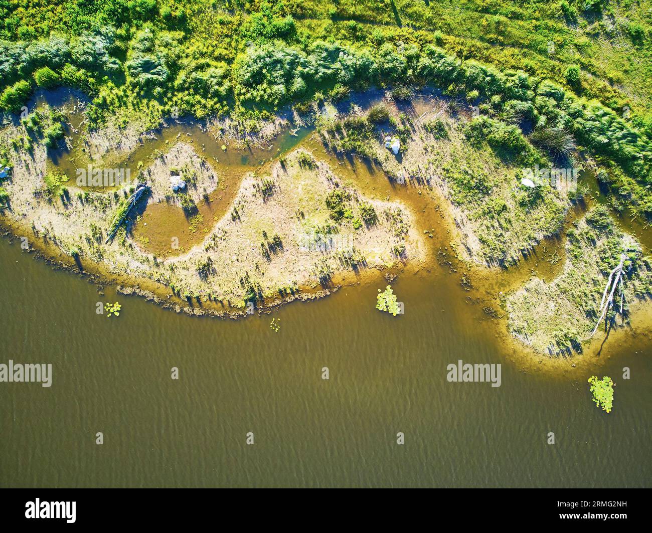 Vista aerea panoramica della costa dell'oceano Atlantico e dell'estuario di Ruisseau de cires a Saint-Brice, Gironde, Francia Foto Stock