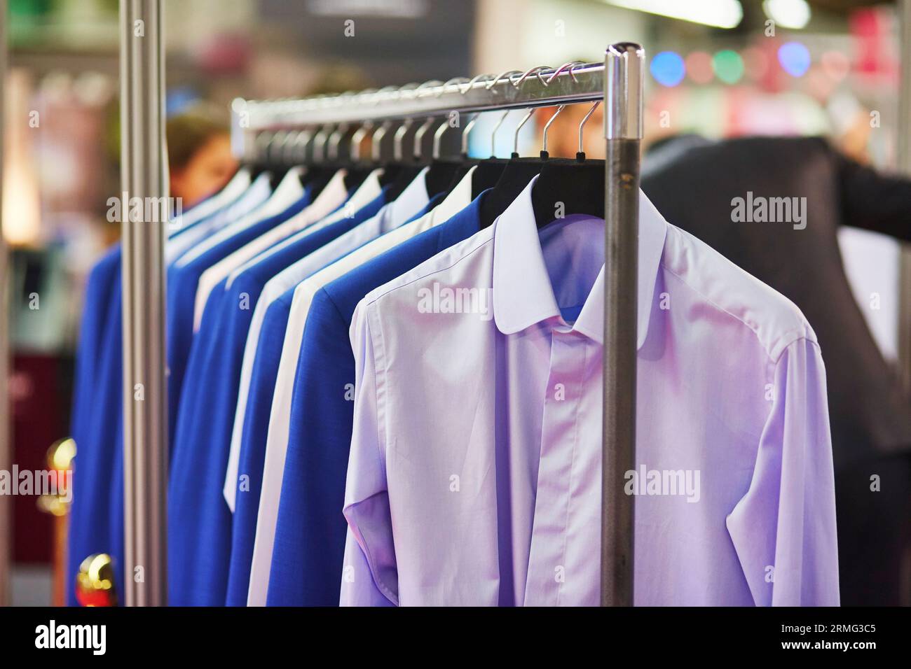 Selezione di camicie da uomo in un negozio Foto Stock