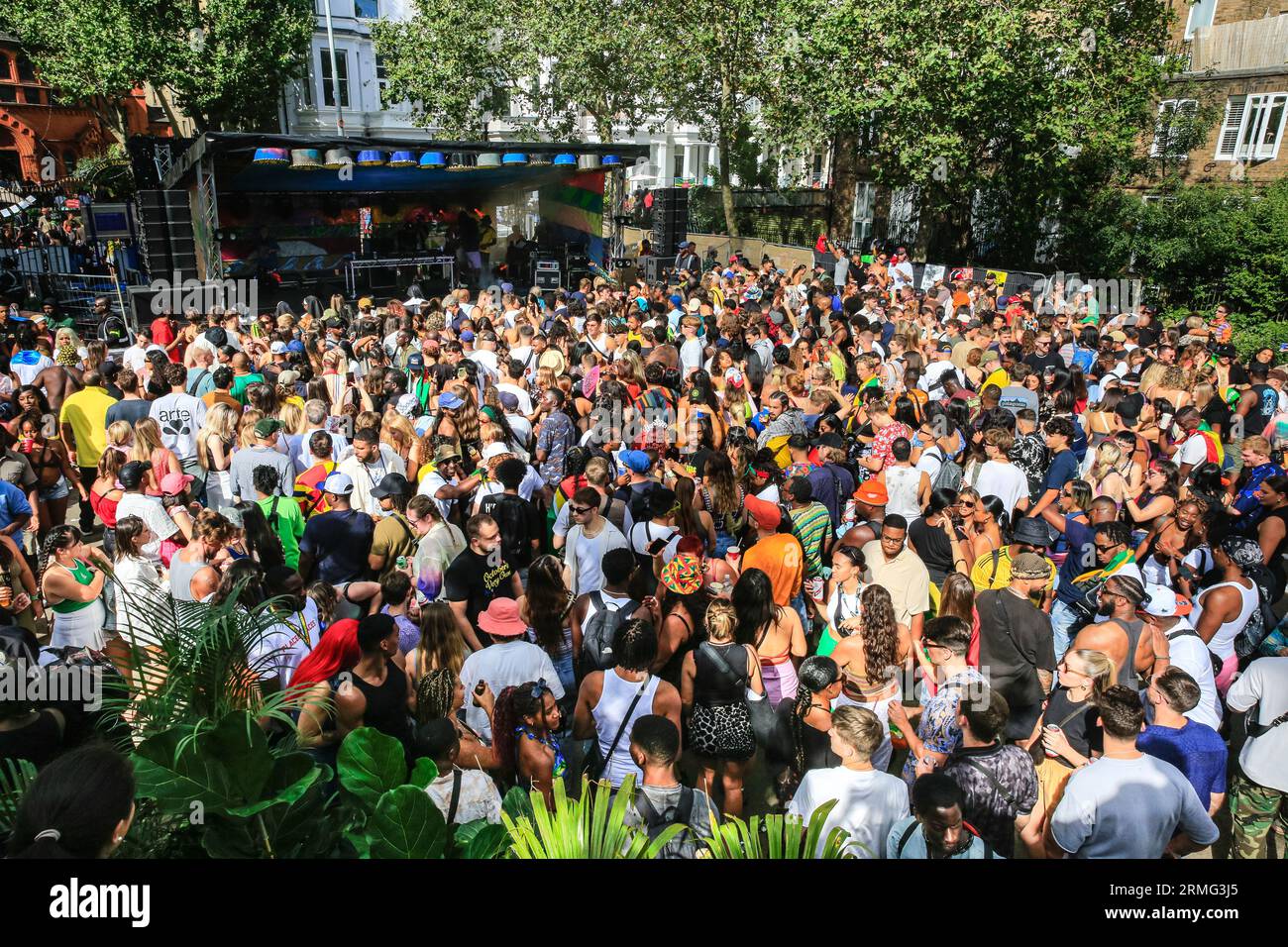 Londra, Regno Unito. 28 agosto 2023. I rivelatori sul palco di Powis Square cantano e ballano. Dopo la sfilata, la folla si raduna per strada e intorno ai numerosi sistemi audio e bancarelle di cibo il lunedì di Carnevale. Si prevede che fino a due milioni di persone festeggeranno il carnevale durante il weekend festivo partecipando o guardando il carnevale. Crediti: Imageplotter/Alamy Live News Foto Stock
