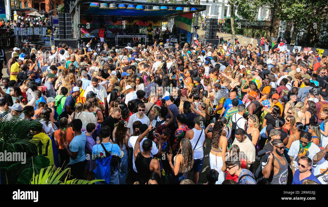 Londra, Regno Unito. 28 agosto 2023. I rivelatori sul palco di Powis Square cantano e ballano. Dopo la sfilata, la folla si raduna per strada e intorno ai numerosi sistemi audio e bancarelle di cibo il lunedì di Carnevale. Si prevede che fino a due milioni di persone festeggeranno il carnevale durante il weekend festivo partecipando o guardando il carnevale. Crediti: Imageplotter/Alamy Live News Foto Stock