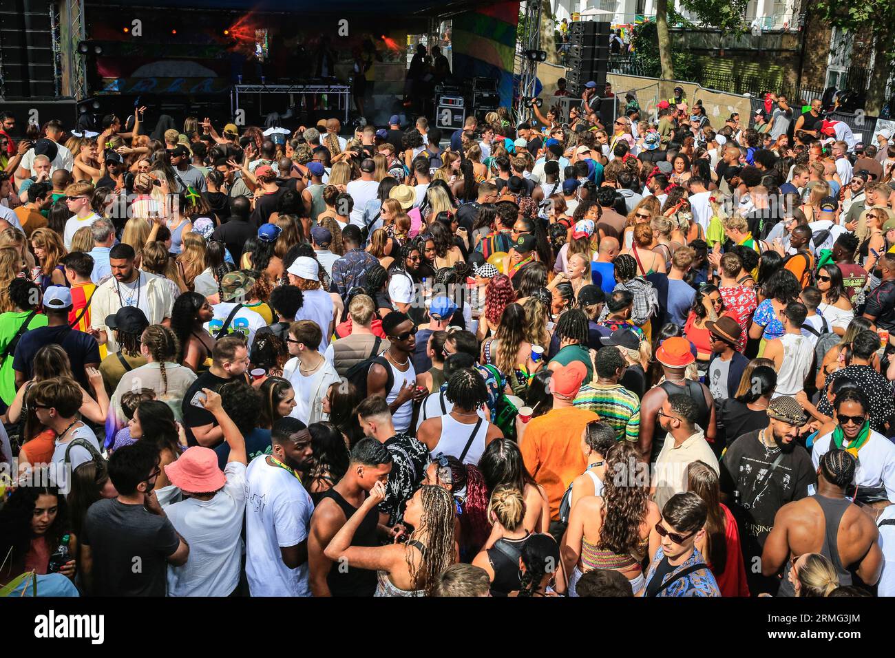 Londra, Regno Unito. 28 agosto 2023. I rivelatori sul palco di Powis Square cantano e ballano. Dopo la sfilata, la folla si raduna per strada e intorno ai numerosi sistemi audio e bancarelle di cibo il lunedì di Carnevale. Si prevede che fino a due milioni di persone festeggeranno il carnevale durante il weekend festivo partecipando o guardando il carnevale. Crediti: Imageplotter/Alamy Live News Foto Stock