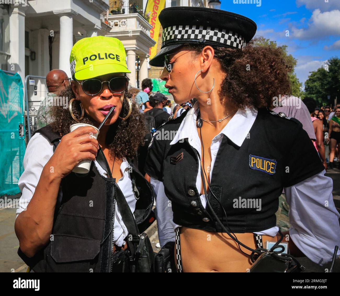 Londra, Regno Unito. 28 agosto 2023. La "polizia di Soca" di Notting Hill ospita una gara di salto con la corda. Dopo la sfilata, la folla si raduna per strada e intorno ai numerosi sistemi audio e bancarelle di cibo il lunedì di Carnevale. Si prevede che fino a due milioni di persone festeggeranno il carnevale durante il weekend festivo partecipando o guardando il carnevale. Crediti: Imageplotter/Alamy Live News Foto Stock