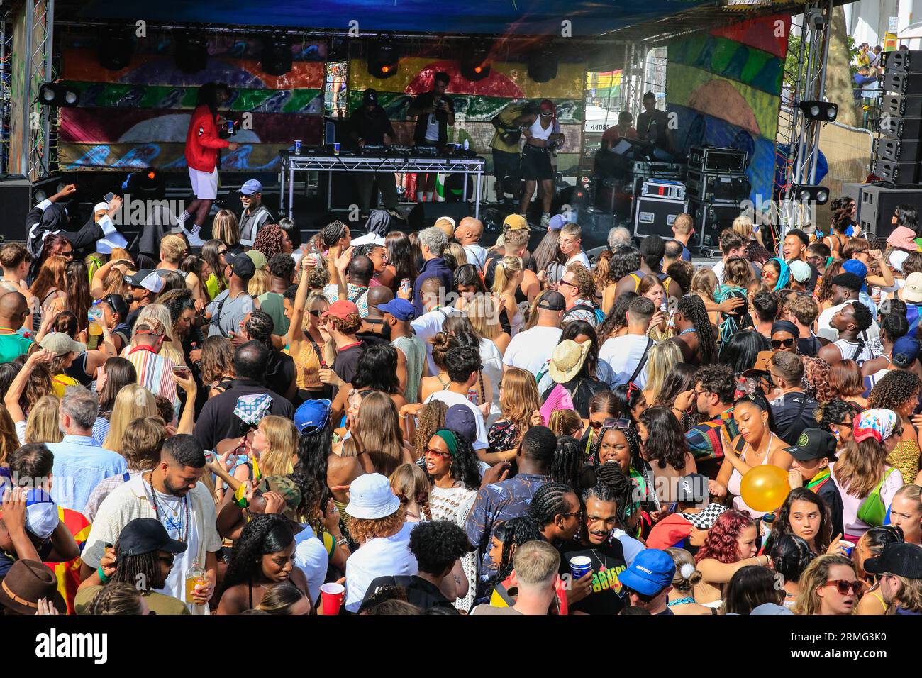 Londra, Regno Unito. 28 agosto 2023. I rivelatori sul palco di Powis Square cantano e ballano. Dopo la sfilata, la folla si raduna per strada e intorno ai numerosi sistemi audio e bancarelle di cibo il lunedì di Carnevale. Si prevede che fino a due milioni di persone festeggeranno il carnevale durante il weekend festivo partecipando o guardando il carnevale. Crediti: Imageplotter/Alamy Live News Foto Stock