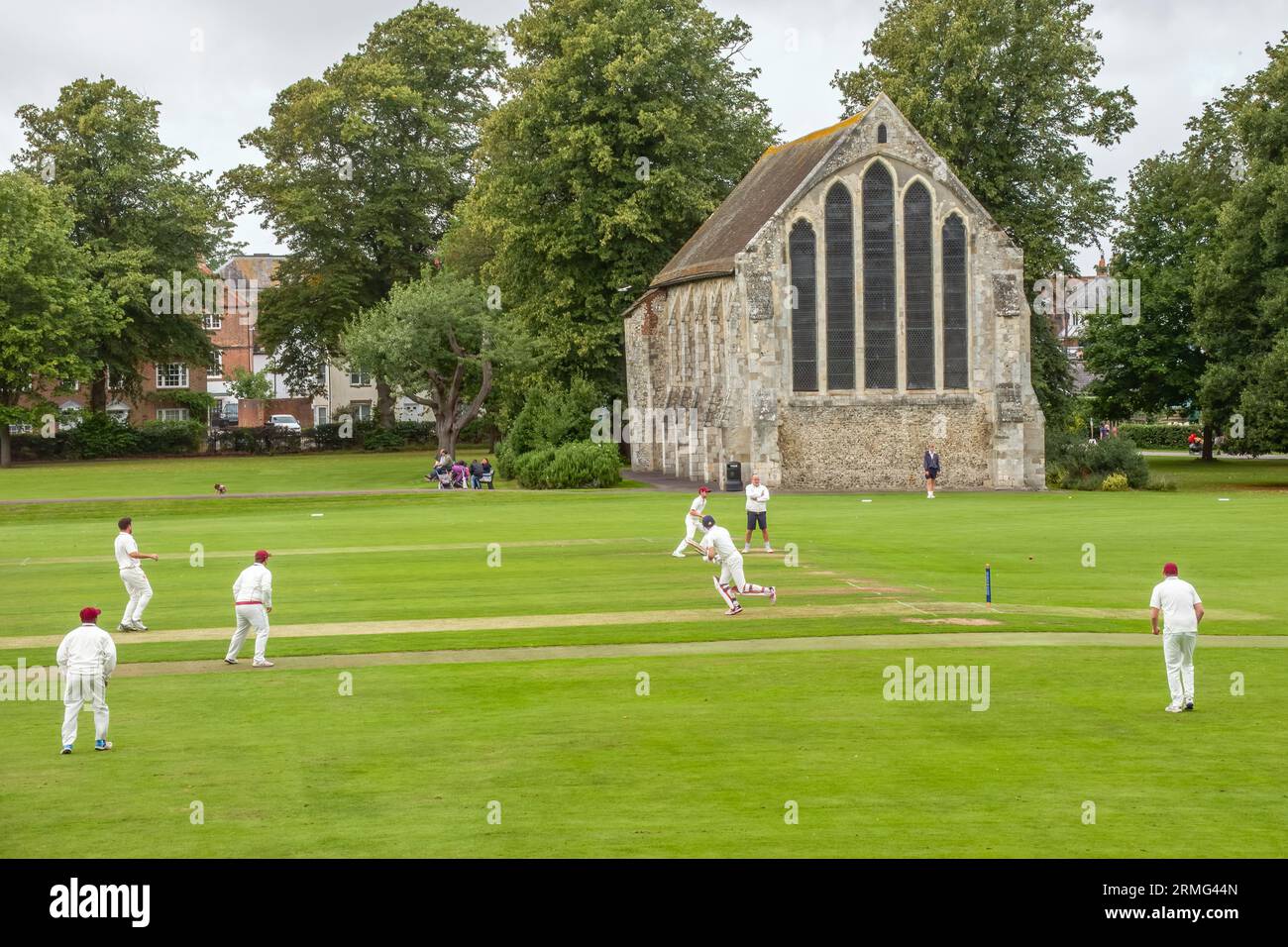 Priory Park Cricket Club in azione Chichester West Sussex Inghilterra con la Guildhall sullo sfondo Foto Stock