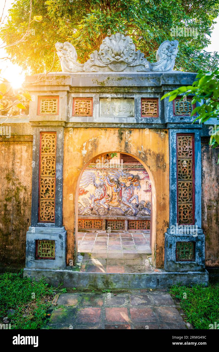 Porta tradizionale sul sito della Tomba di tu Duc a Hue, Vietnam Foto Stock