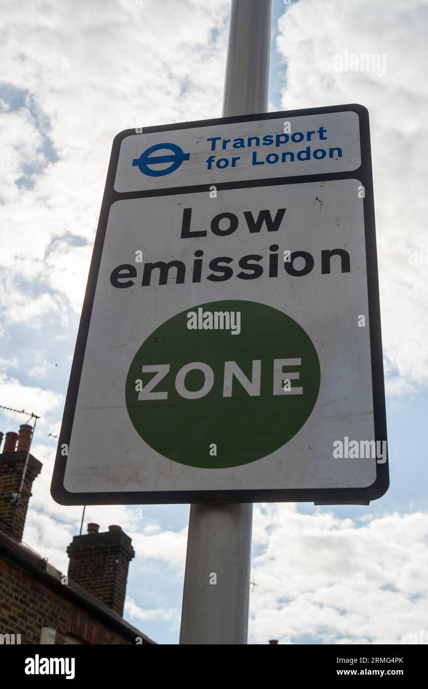 Uxbridge, London Borough of Hillingdon, Regno Unito. 28 agosto 2023. Un accesso a basse emissioni in Uxbridge. Noel Willcox, un ponteggio, ha riscosso multe di 11.500 sterline mentre guidava un camion da e verso il suo deposito di lavoro nel nord-ovest di Londra. Si è rifiutato di pagare le multe e ha portato il suo caso in un tribunale dove si è ritenuto che i cartelli Transport for London Low Emission zone non fossero "autorizzati e leciti". Anche se il suo caso non è giuridicamente vincolante, ora resta da vedere se le persone intenteranno o meno casi simili contro TfL in merito ai nuovi segnali ULEZ (Ultra Low Emission zone) installati. Credito: Maure Foto Stock