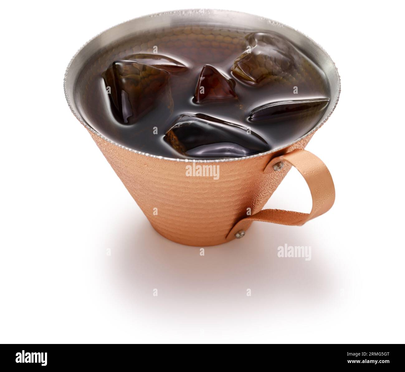 preparare il caffè freddo in una tazza di rame. Foto Stock