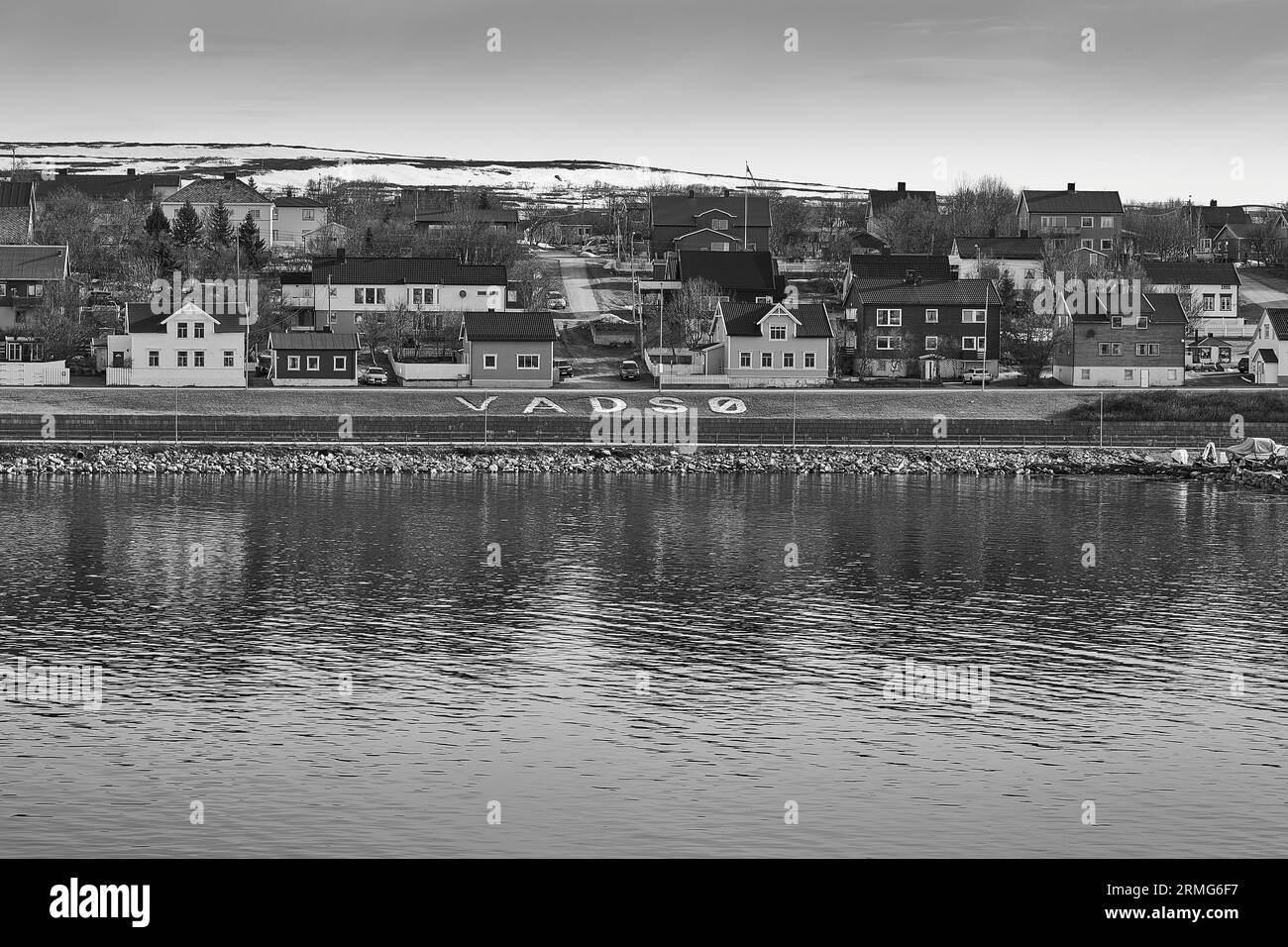 Foto in bianco e nero della piccola città costiera artica norvegese di Vadsø, contea di Troms og Finnmark, Norvegia. 7 maggio 2023 Foto Stock