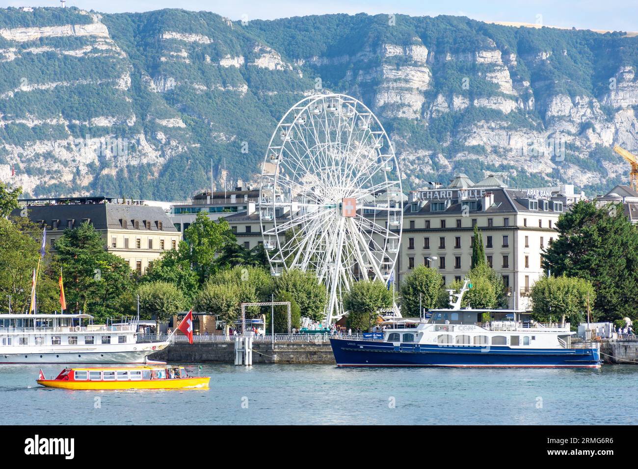 Mouette vaporetto (Mouette Genevoises) e grande ruota panoramica sul fiume Rhône, Ginevra (Genève) Cantone di Ginevra, Svizzera Foto Stock