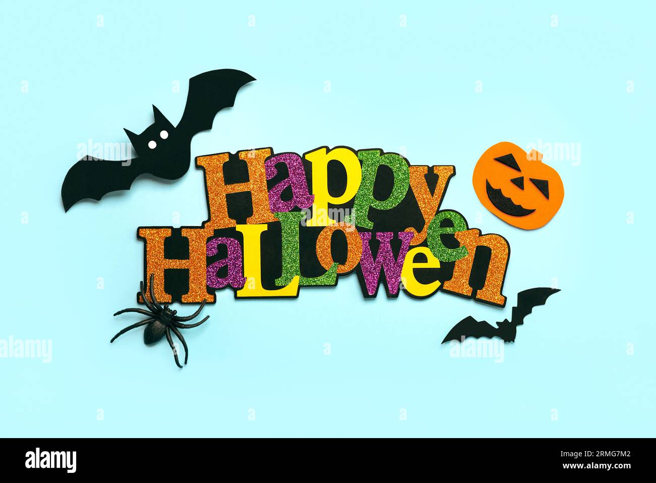 Buon Halloween. Vista dall'alto della decorazione della festa di Halloween su sfondo blu. Sfondo del concetto di Halloween Foto Stock