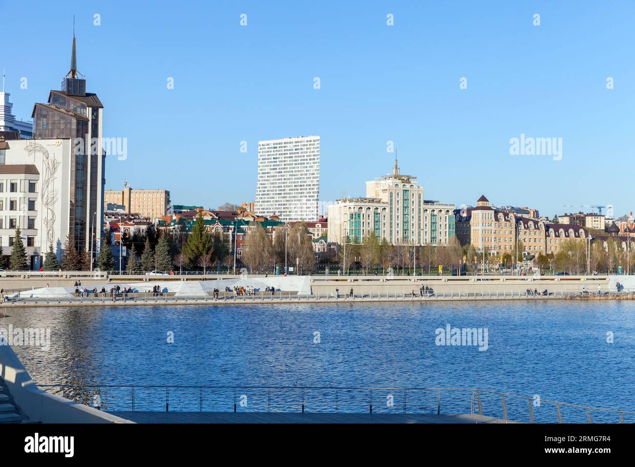 Kazan, Russia - 7 maggio 2022: Vista della città di Kazan con la gente comune sulla costa del lago Kaban Foto Stock