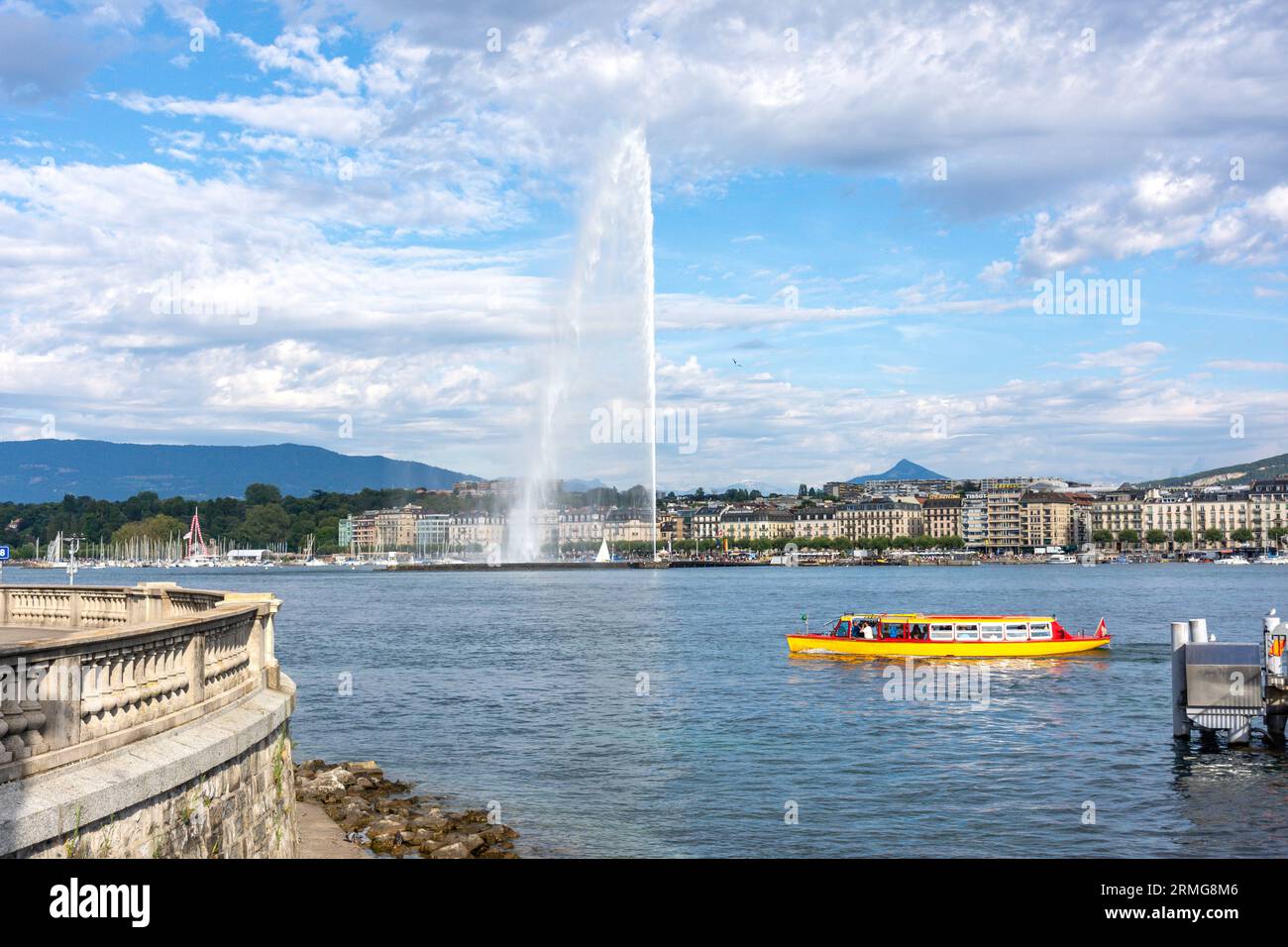La fontana di Ginevra (Jet d'Eau) e il bus acquatico Mouette (Mouette Genevoises) da Quai du Mont Blanc, Ginevra (Genève), Cantone di Ginevra, Svizzera Foto Stock