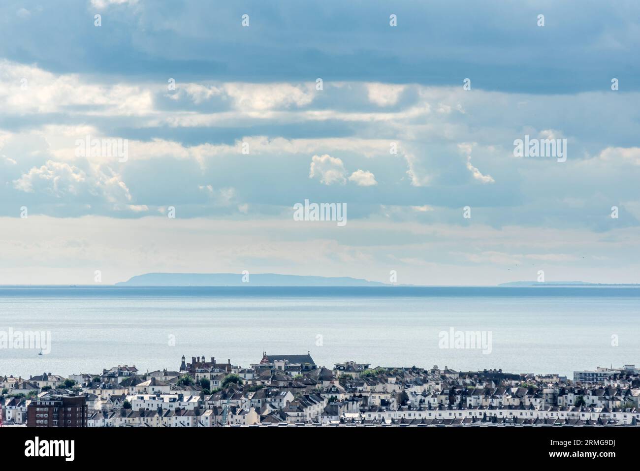 Brighton, 28 agosto 2023: Vista dalla cima di Whitehawk Hill sulla città di Brighton e Hove, guardando ad ovest verso l'Isola di Wight, visibile Foto Stock