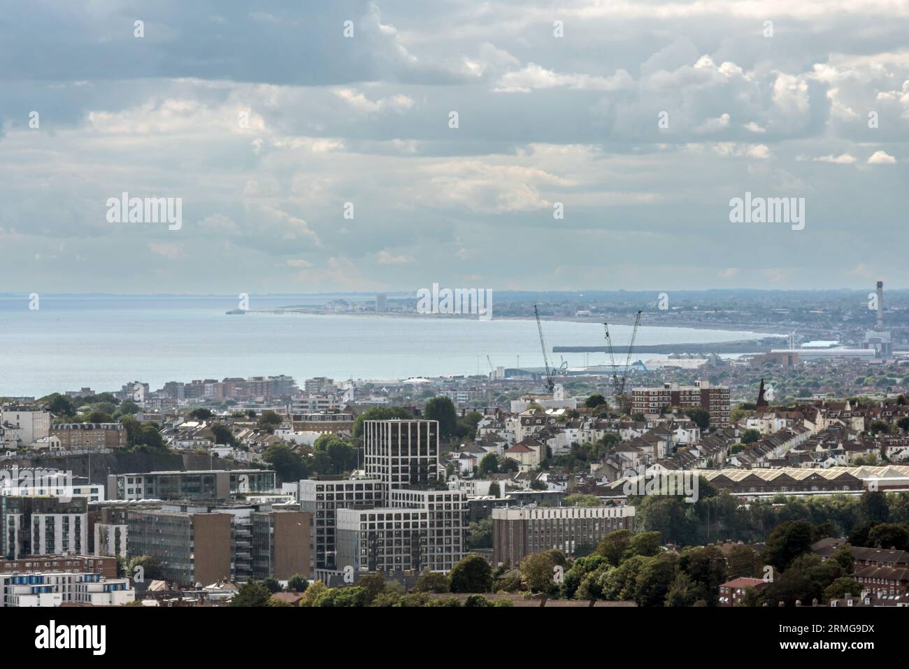 Brighton, 28 agosto 2023: Vista dalla cima di Whitehawk Hill sulla città di Brighton e Hove, guardando ad ovest verso Worthing, visibile Foto Stock