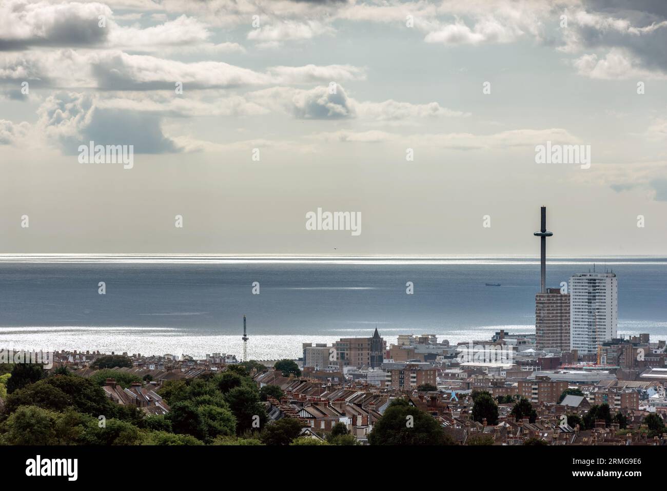 Brighton, 28 agosto 2023: Vista dalla cima di Whitehawk Hill sulla città di Brighton e Hove, guardando il Canale della Manica Foto Stock