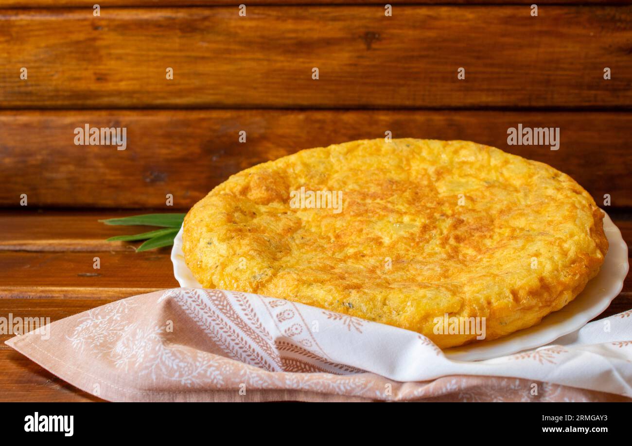 Omelette spagnola. sfondo con spazio di copia Foto Stock