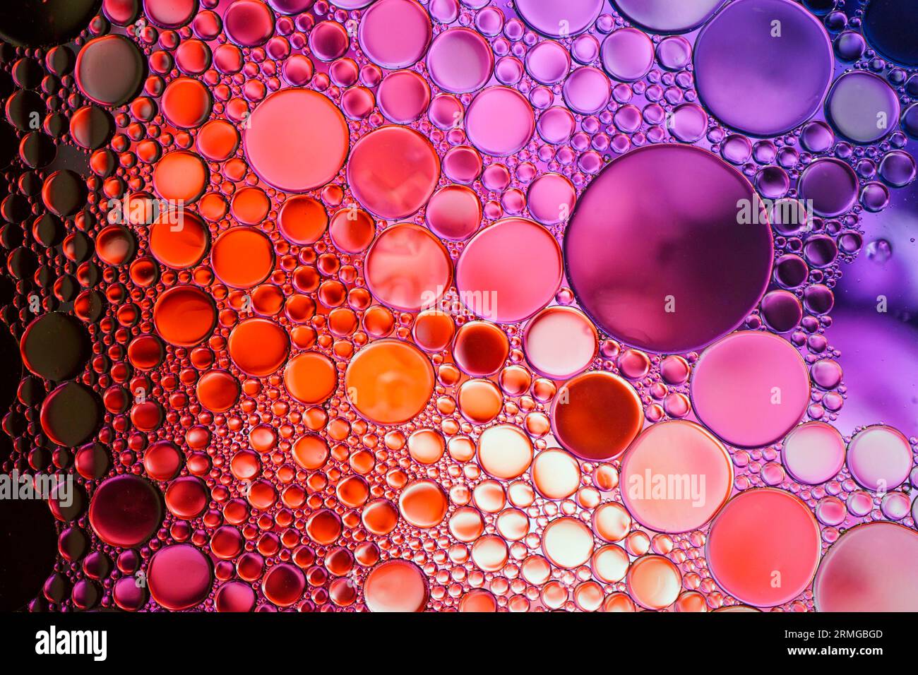 cerchi a olio multicolore sull'acqua, sfondo astratto Foto Stock