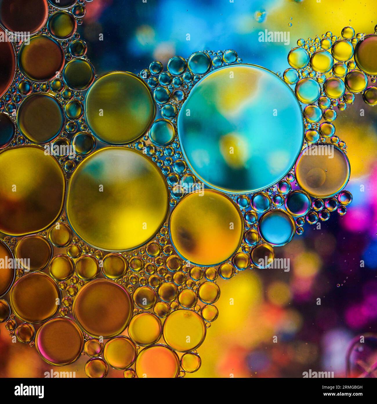 cerchi a olio multicolore sull'acqua, sfondo astratto Foto Stock