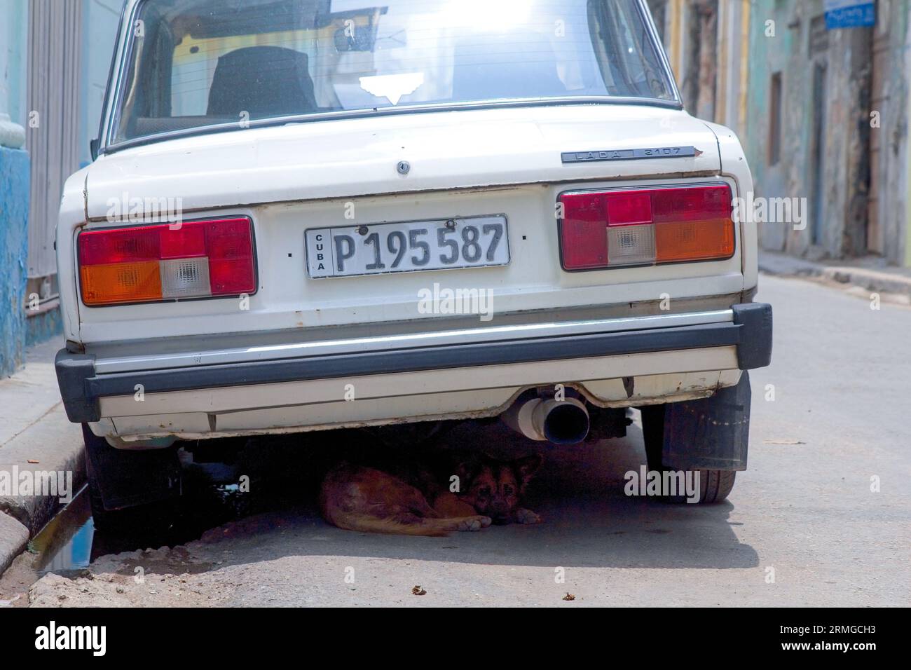 L'Avana, Cuba, 2023, auto e targa lada Foto Stock