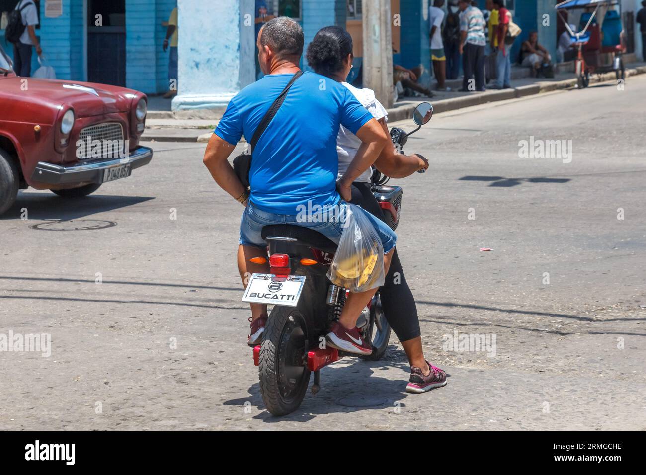 L'Avana, Cuba, 2023, persone in bicicletta elettrica Foto Stock