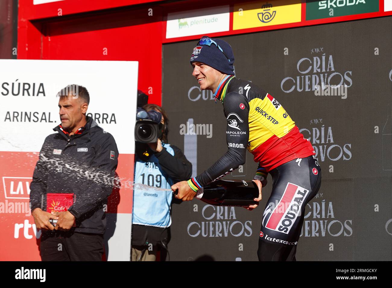 Arinsal, Andorra. 28 agosto 2023. Il belga Remco Evenepoel di Soudal Quick-Step festeggia sul podio dopo aver vinto la terza tappa dell'edizione 2023 della "Vuelta a Espana", gara ciclistica Tour of Spain da Suria ad Arinsal, Andorra (158, 5 km), lunedì 28 agosto 2023. La Vuelta si svolge dal 26 agosto al 17 settembre. BELGA PHOTO JOSEP LAGO Credit: Belga News Agency/Alamy Live News Foto Stock