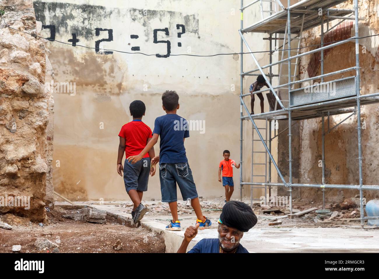 L'Avana, Cuba, 2023, bambini che giocano in rovina di un edificio Foto Stock