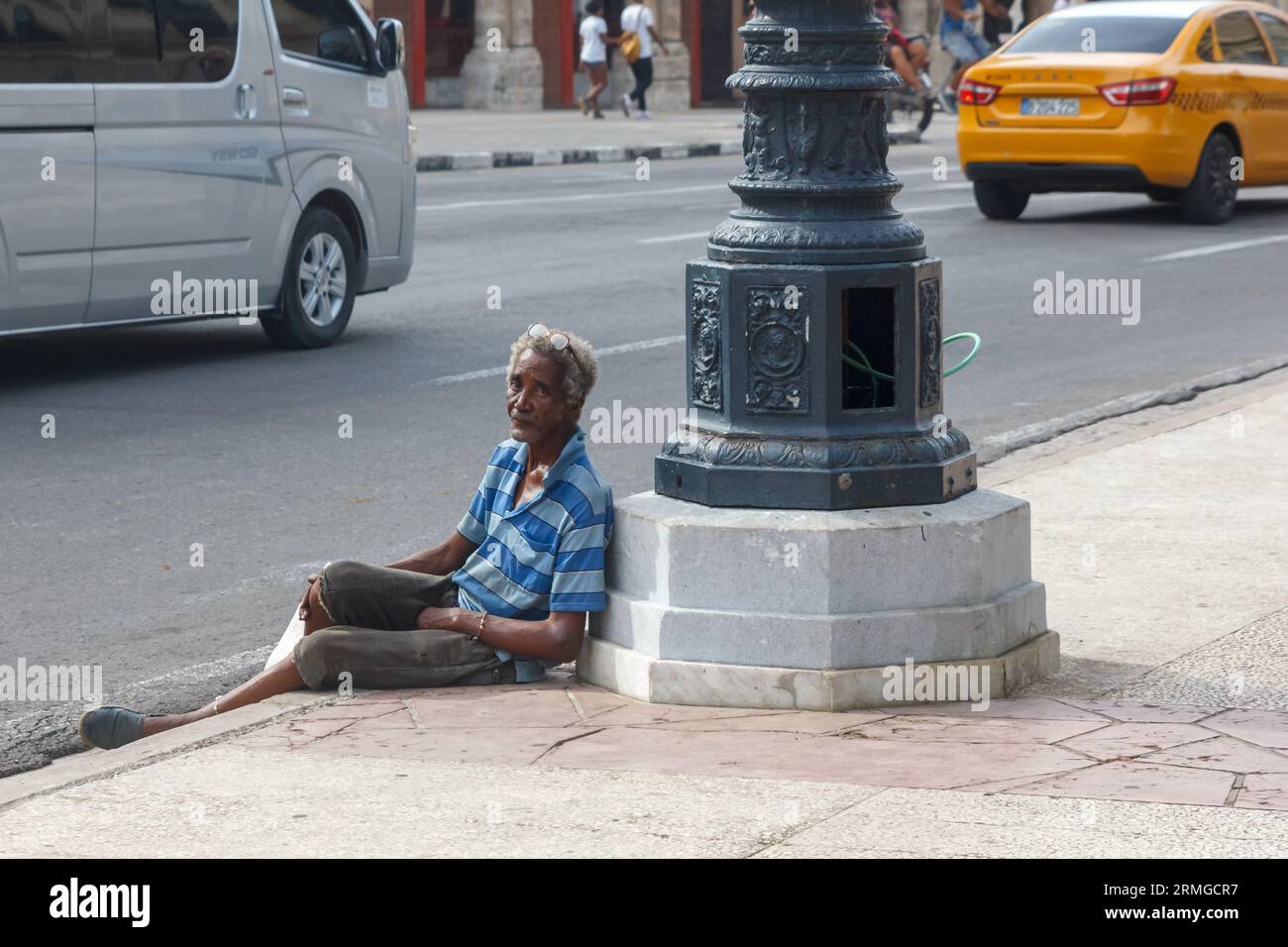 L'Avana, Cuba, 2023 anni, uomo anziano seduto sul marciapiede Foto Stock