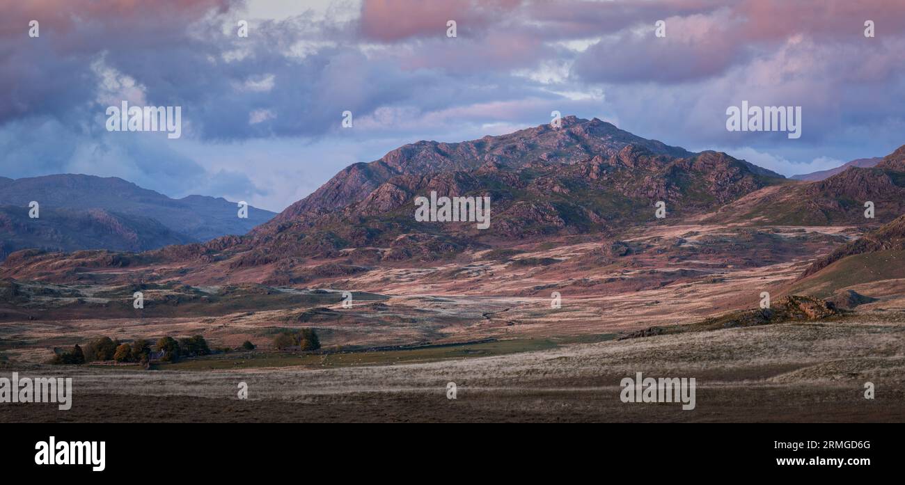 Lato della montagna al tramonto nel distretto dei laghi occidentale, Lake District, Regno Unito Foto Stock