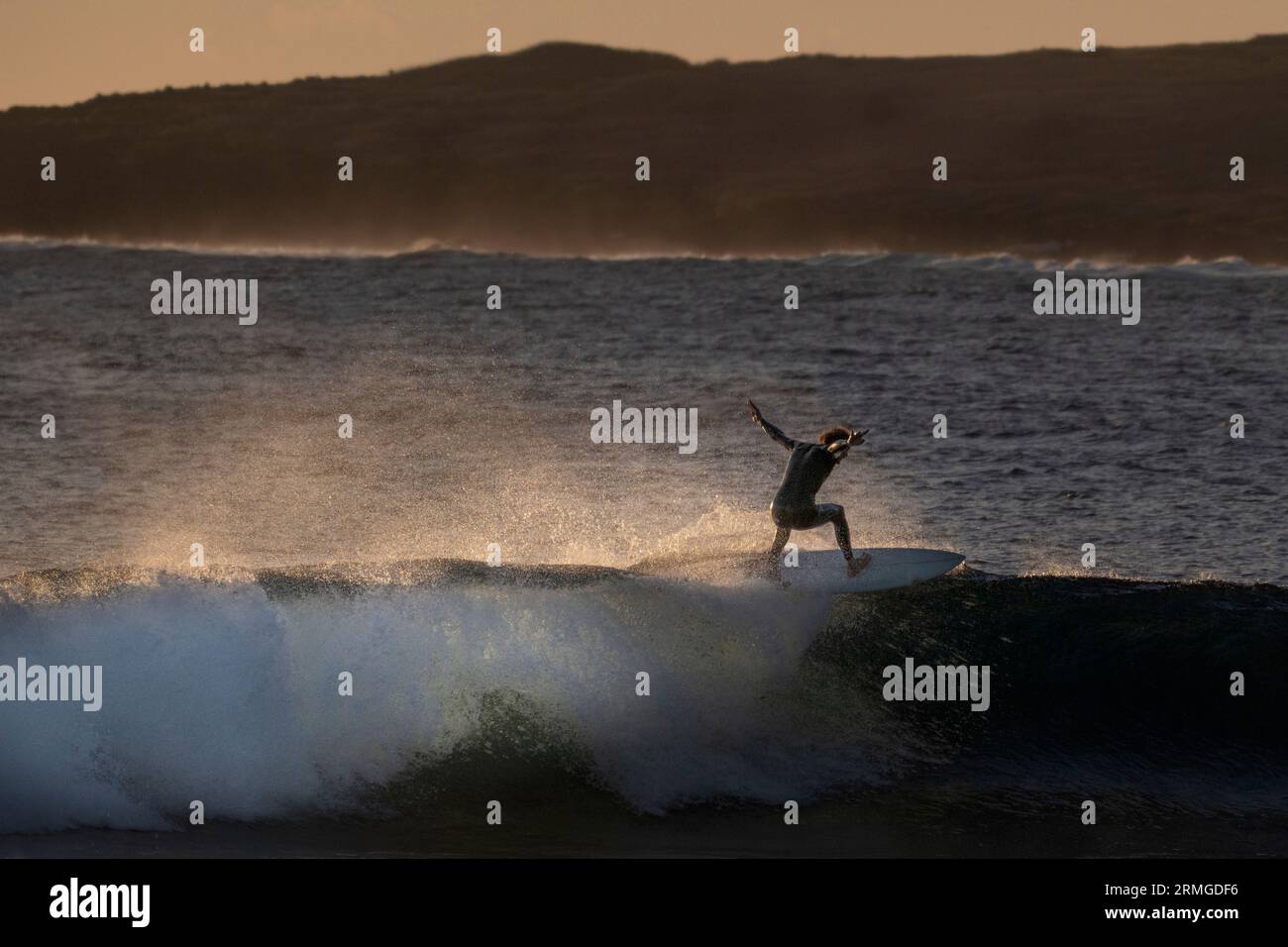 Surfin Saint Leu sulla nota onda chiamata la Gauche Foto Stock