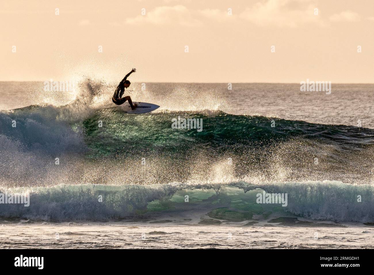 Surfin Saint Leu sulla nota onda chiamata la Gauche Foto Stock