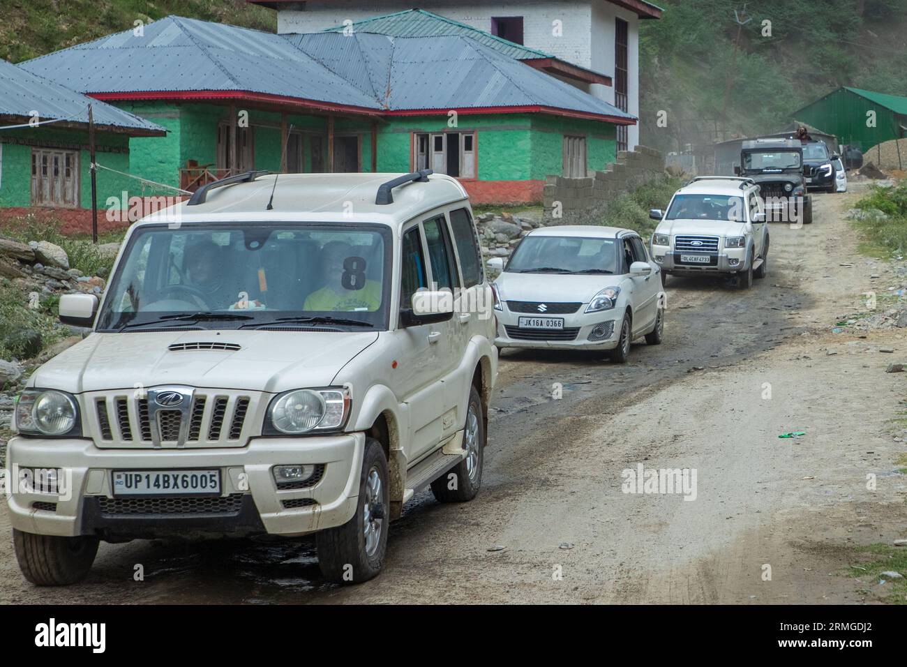 Keran, India. 25 agosto 2023. I veicoli si spostano verso la destinazione turistica del villaggio di Keran, nel distretto di confine di Kupwara, a circa 150 km a nord di Srinagar. Il villaggio di Keran si trova sulle rive del fiume Neelam o Kishan Ganga, sulla linea di controllo. Credito: SOPA Images Limited/Alamy Live News Foto Stock