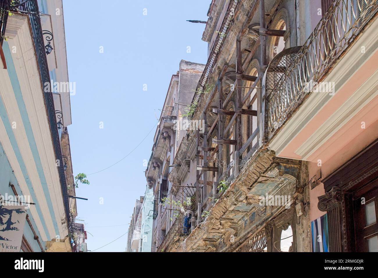 L'Avana, Cuba, 2023, vecchie impalcature in legno che sostengono l'edificio in crollo Foto Stock