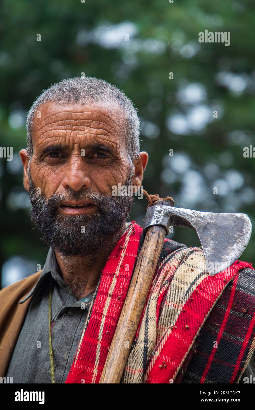 Keran, India. 25 agosto 2023. Un uomo del Kashmir posa per una foto al villaggio di Keran nel distretto di confine di Kupwara, a circa 150 km a nord di Srinagar. Il villaggio di Keran si trova sulle rive del fiume Neelam o Kishan Ganga, sulla linea di controllo. Credito: SOPA Images Limited/Alamy Live News Foto Stock