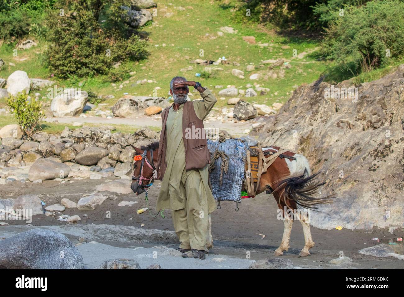 Keran, India. 24 agosto 2023. Un cavaliere del Kashmir guarda il villaggio di Keran nel distretto di confine di Kupwara, a circa 150 km a nord di Srinagar. Il villaggio di Keran si trova sulle rive del fiume Neelam o Kishan Ganga, sulla linea di controllo. Credito: SOPA Images Limited/Alamy Live News Foto Stock
