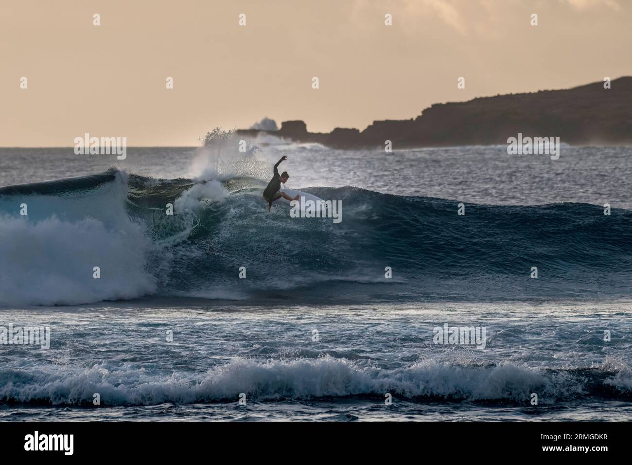 Surfin Saint Leu sulla nota onda chiamata la Gauche Foto Stock