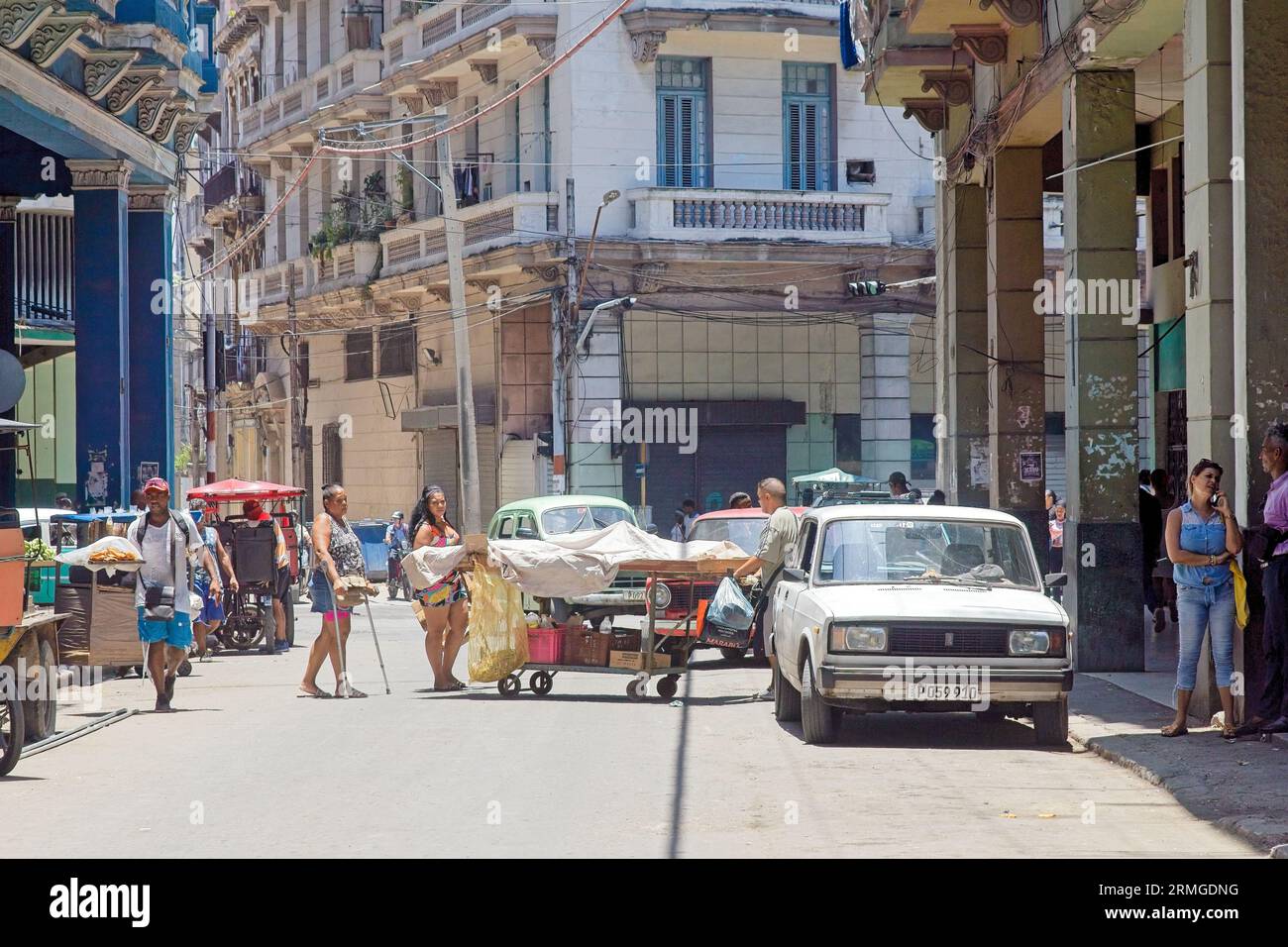 L'Avana, Cuba, 2023, cubani in una strada cittadina Foto Stock