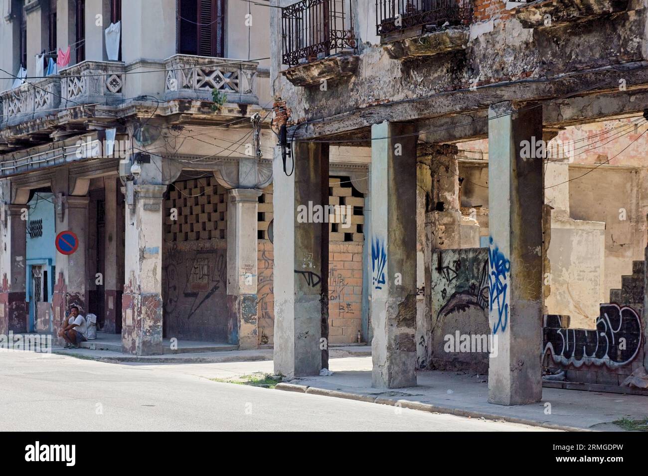 L'Avana, Cuba, 2023, ha danneggiato l'architettura degli edifici. Foto Stock