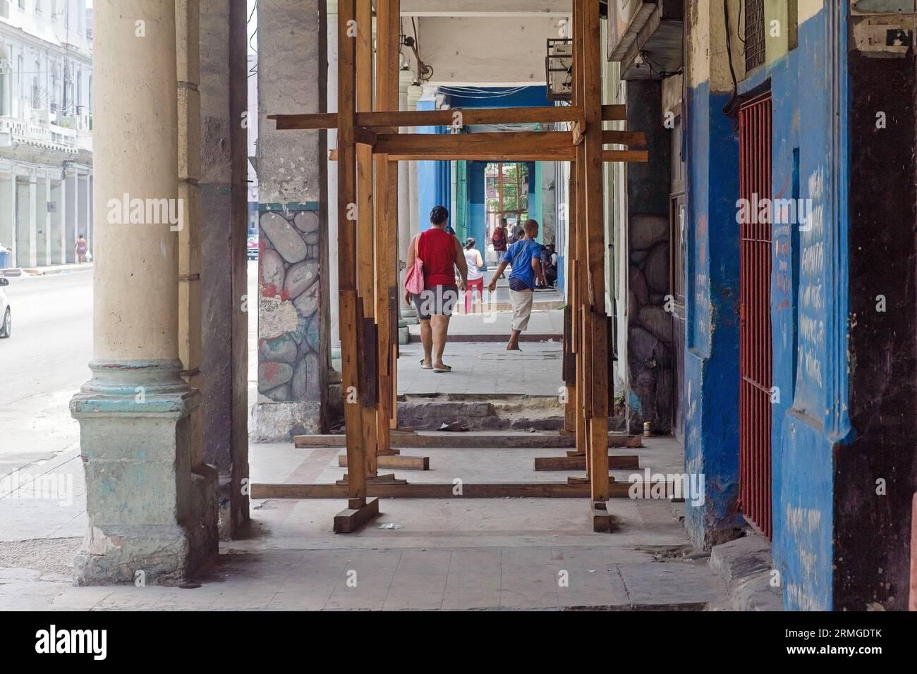 L'Avana, Cuba, 2023, ponteggi di supporto in un edificio in crollo Foto Stock