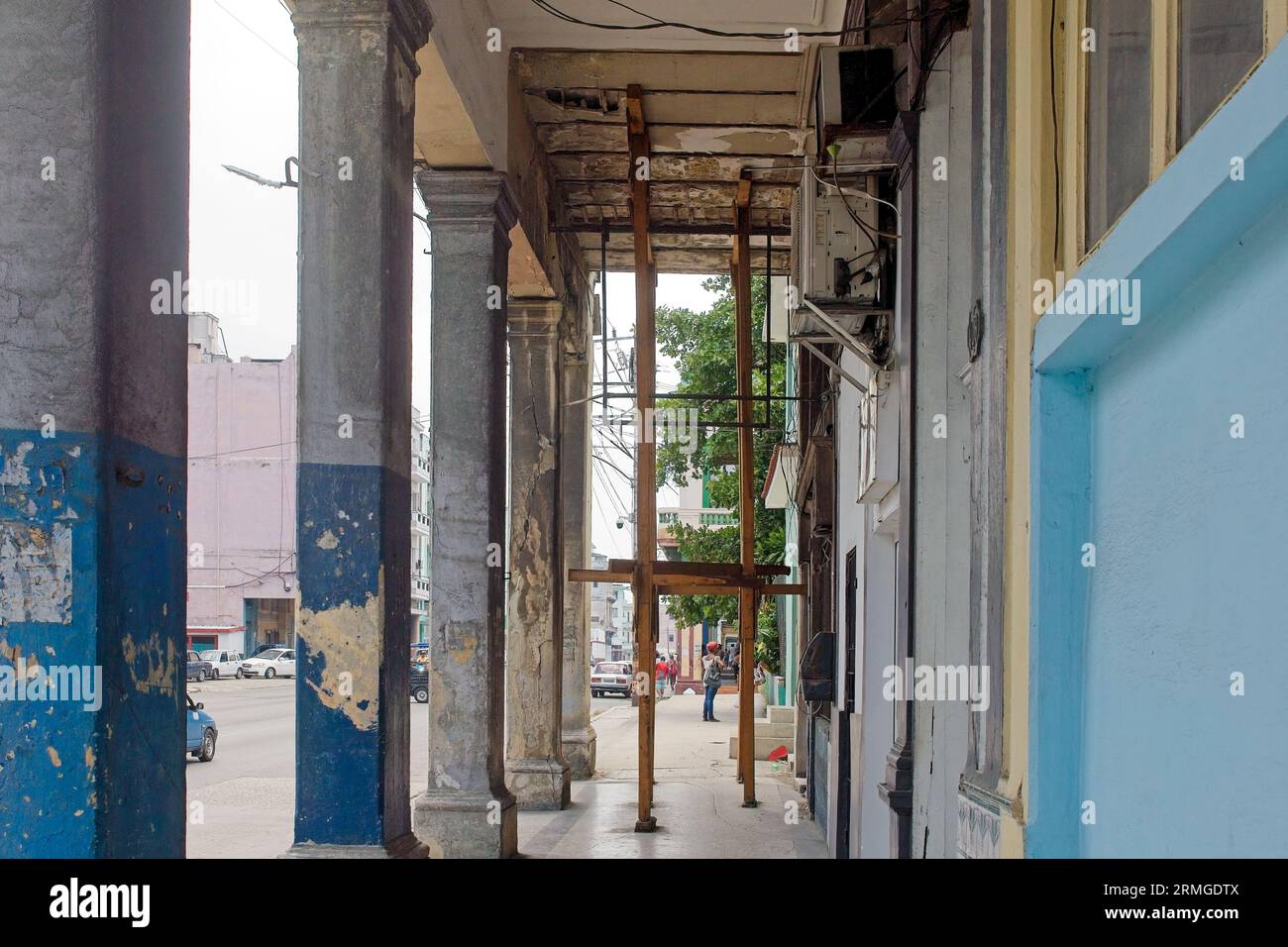 L'Avana, Cuba, 2023, ponteggi di supporto in un edificio in crollo Foto Stock