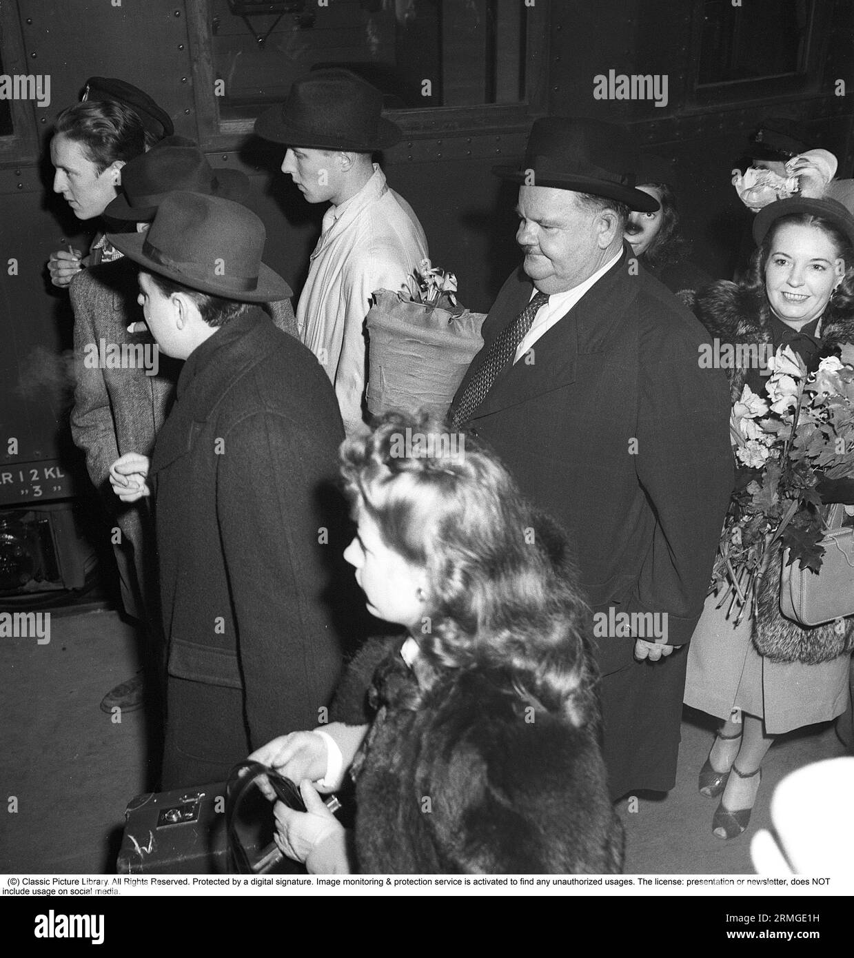 Laurel e Hardy sono stati un duo comico britannico-americano durante la prima era classica di Hollywood del cinema americano, composto dall'inglese Stan Laurel (1890-1965) e dall'americano Oliver Hardy (1892-1957). Oliver Hardy nella foto quando arrivi in treno a Stoccolma 1947. Kristoffersson rif. AE12-6 Foto Stock