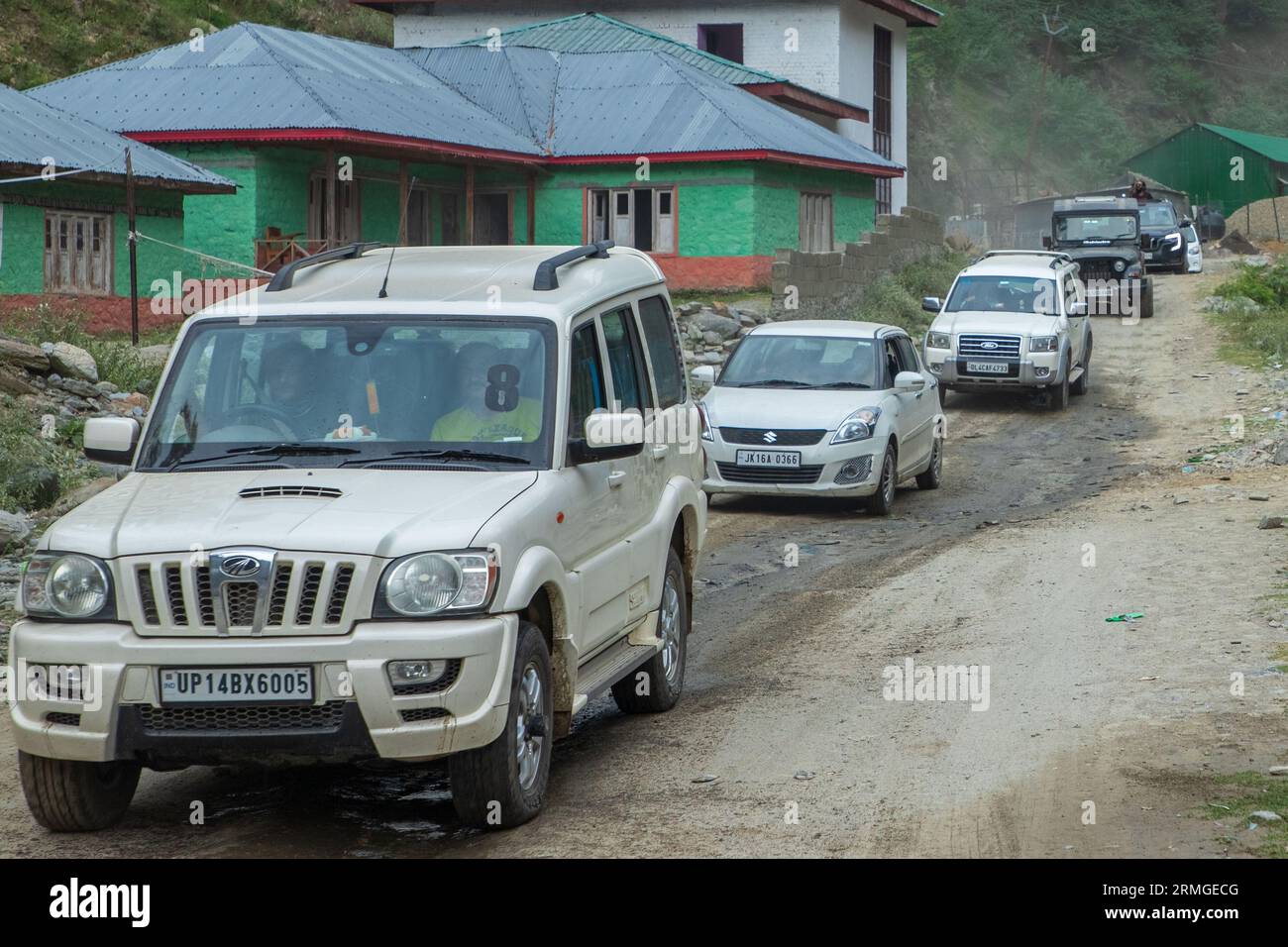 25 agosto 2023, Keran, Jammu e Kashmir, India: I veicoli si spostano verso la destinazione turistica del villaggio di Keran, nel distretto di confine di Kupwara, circa 150 km a nord di Srinagar. Il villaggio di Keran si trova sulle rive del fiume Neelam o Kishan Ganga, sulla linea di controllo. (Immagine di credito: © Faisal Bashir/SOPA Images via ZUMA Press Wire) SOLO PER USO EDITORIALE! Non per USO commerciale! Foto Stock