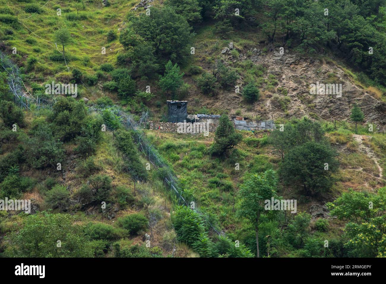 25 agosto 2023, Keran, Jammu e Kashmir, India: Bunker dell'esercito indiano visto su una montagna nel villaggio di Keran nel distretto di confine di Kupwara circa 150 km a nord di Srinagar. Il villaggio di Keran si trova sulle rive del fiume Neelam o Kishan Ganga, sulla linea di controllo. (Immagine di credito: © Faisal Bashir/SOPA Images via ZUMA Press Wire) SOLO PER USO EDITORIALE! Non per USO commerciale! Foto Stock
