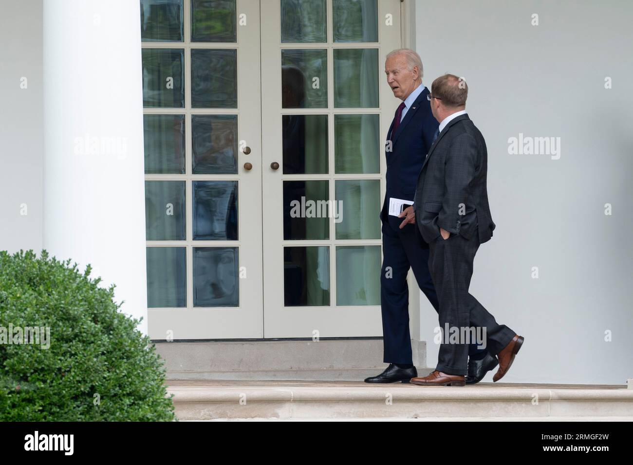 Washington, Stati Uniti d'America. 28 agosto 2023. Il presidente degli Stati Uniti Joe Biden cammina con la Casa Bianca Dr. Kevin o'Connor alla Casa Bianca di Washington, DC, 28 agosto 2023. Credito: Chris Kleponis/Pool/Sipa USA credito: SIPA USA/Alamy Live News Foto Stock