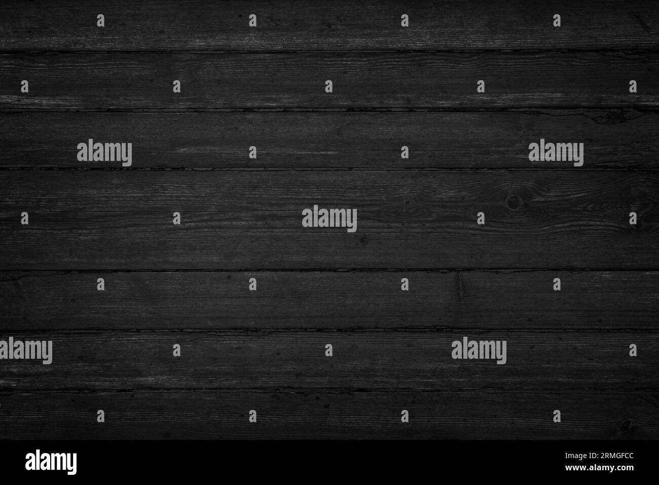 Vista frontale di un vecchio muro di legno invecchiato e resistente agli agenti atmosferici. Sfondo testurizzato full frame astratto in bianco e nero, spazio di copia. Foto Stock