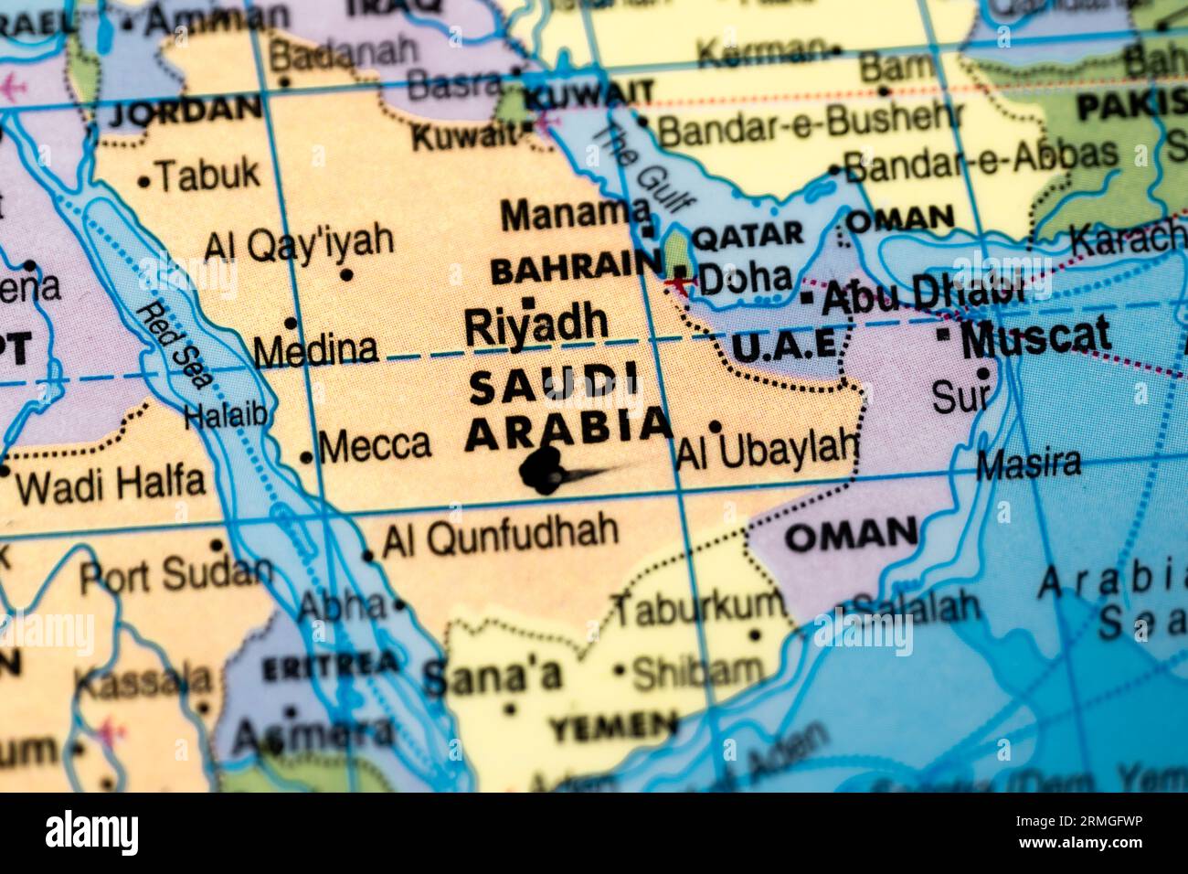Questa immagine mostra il paese dell'Arabia Saudita evidenziato in nero su una mappa mondiale Foto Stock