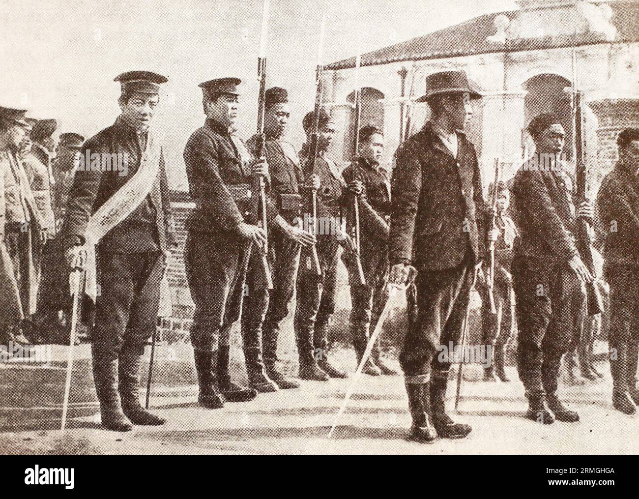 Soldati e ufficiali dell'esercito rivoluzionario cinese. Foto scattata nel 1911. Foto Stock